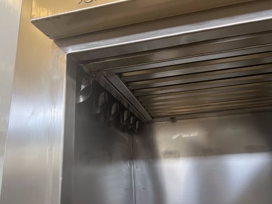 工業用煙室環境における大規模肉加工用の容量喫煙器